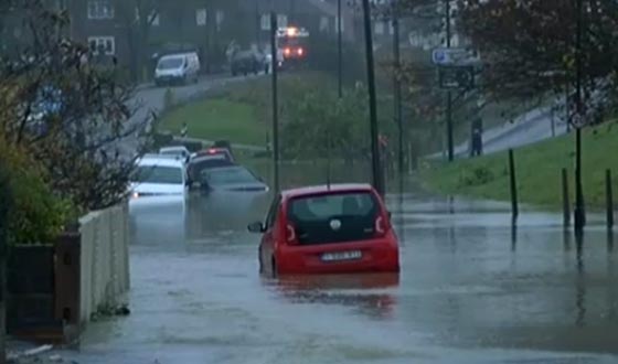 فيضانات انغوس تغمر شوارع ومنازل في انجلترا وويلز.. فيديو صورة رقم 5