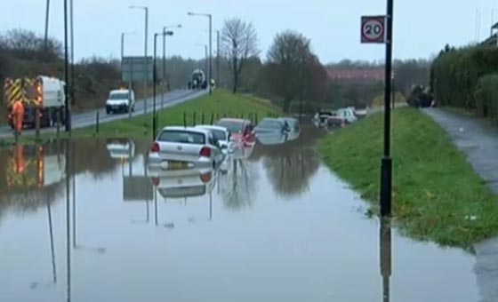 فيضانات انغوس تغمر شوارع ومنازل في انجلترا وويلز.. فيديو صورة رقم 1