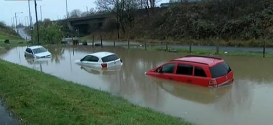 فيضانات انغوس تغمر شوارع ومنازل في انجلترا وويلز.. فيديو صورة رقم 2