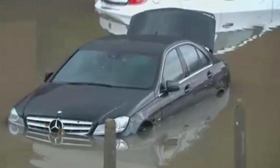 فيضانات انغوس تغمر شوارع ومنازل في انجلترا وويلز.. فيديو صورة رقم 3