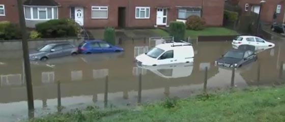 فيضانات انغوس تغمر شوارع ومنازل في انجلترا وويلز.. فيديو صورة رقم 4