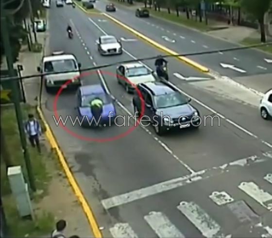 فيديو مثير.. ماذا فعلت هذه السائقة بشرطي اراد تحرير مخالفة لها؟! صورة رقم 1