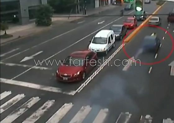 فيديو مثير.. ماذا فعلت هذه السائقة بشرطي اراد تحرير مخالفة لها؟! صورة رقم 2