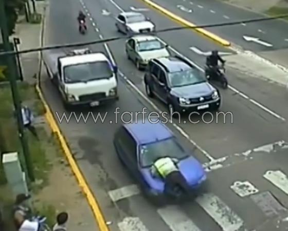 فيديو مثير.. ماذا فعلت هذه السائقة بشرطي اراد تحرير مخالفة لها؟! صورة رقم 3