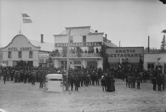 جد ترامب.. من الحلاقة الى التنقيب عن الذهب والتجارة ببائعات الهوى صورة رقم 8