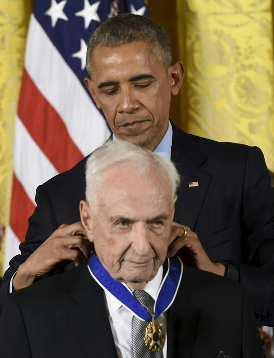  أوباما يمنح وسام الحرية لـ 21 شخصية بارزة صورة رقم 11