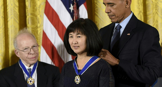  أوباما يمنح وسام الحرية لـ 21 شخصية بارزة صورة رقم 12
