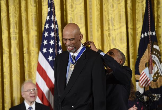  أوباما يمنح وسام الحرية لـ 21 شخصية بارزة صورة رقم 9