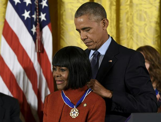  أوباما يمنح وسام الحرية لـ 21 شخصية بارزة صورة رقم 15
