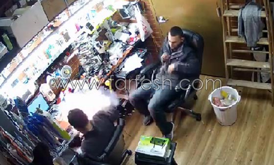 بالفيديو.. انفجار أحد الهواتف بشكل مفاجئ في يد صاحبه صورة رقم 2