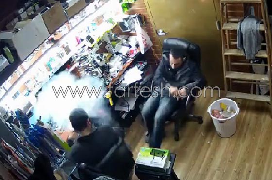 بالفيديو.. انفجار أحد الهواتف بشكل مفاجئ في يد صاحبه صورة رقم 1