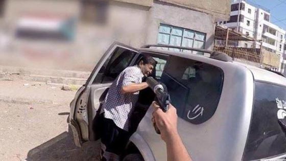  صور قاسية: ملثم داعشي يوثق جريمة قتل عقيد يمني صورة رقم 1