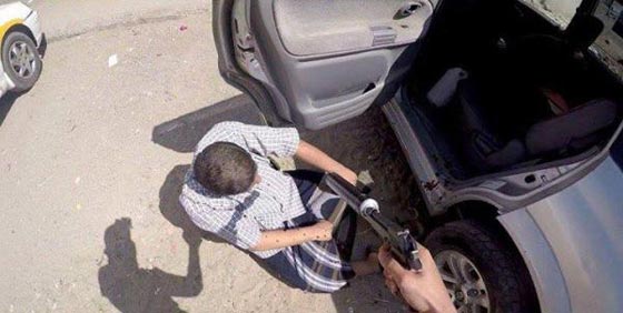  صور قاسية: ملثم داعشي يوثق جريمة قتل عقيد يمني صورة رقم 3