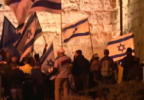  متظاهرون يهود يطالبون بالافراج عن جندي إسرائيلي قتل فلسطيني صورة رقم 7