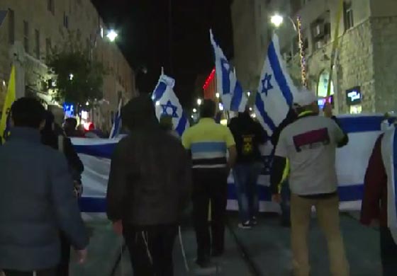  متظاهرون يهود يطالبون بالافراج عن جندي إسرائيلي قتل فلسطيني صورة رقم 9