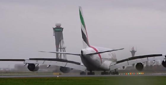 أضخم طائرة ركاب في العالم تتحدي عاصفة وتهبط بسلام صورة رقم 2