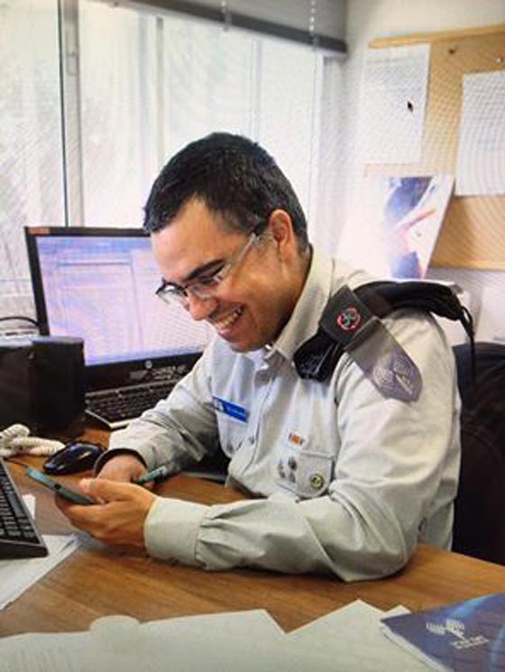 المتحدث باسم الجيش الإسرائيلي.. منتصب القامة يمشي!!! صورة رقم 2