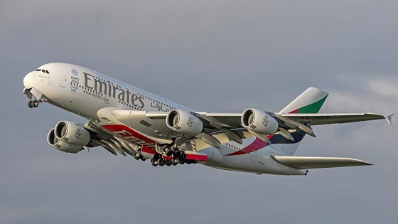 أضخم طائرة ركاب في العالم تتحدي عاصفة وتهبط بسلام صورة رقم 4