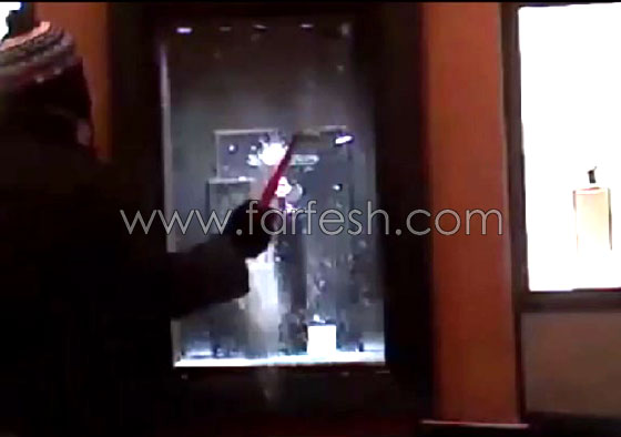 بالفيديو.. سرقة محل مجوهرات تحت تهديد السلاح صورة رقم 2