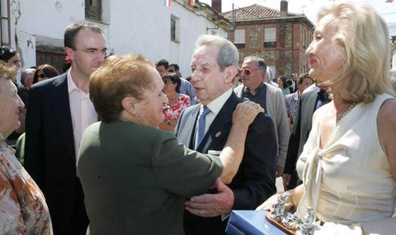 رجل ثري غريب الاطوار جعل كل سكان قريته مليونيرات بعد رحيله صورة رقم 1