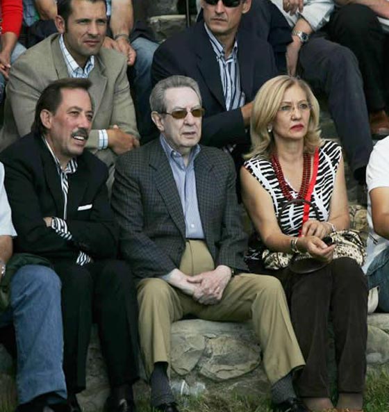 رجل ثري غريب الاطوار جعل كل سكان قريته مليونيرات بعد رحيله صورة رقم 8