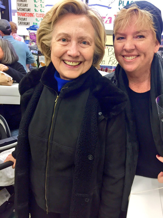 هيلاري كلينتون مواطنة عادية تتسوّق ونظرة الانكسار لا تفارق ملامحها صورة رقم 1