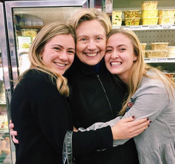 هيلاري كلينتون مواطنة عادية تتسوّق ونظرة الانكسار لا تفارق ملامحها صورة رقم 2