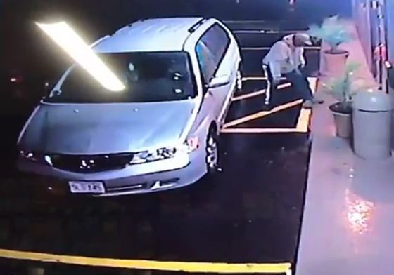 فيديو طريف.. شاهد اغبى لص في العالم لم يفلح باقتحام متجر! صورة رقم 4