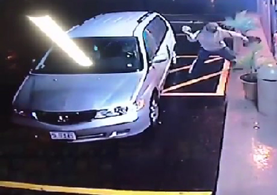 فيديو طريف.. شاهد اغبى لص في العالم لم يفلح باقتحام متجر! صورة رقم 2