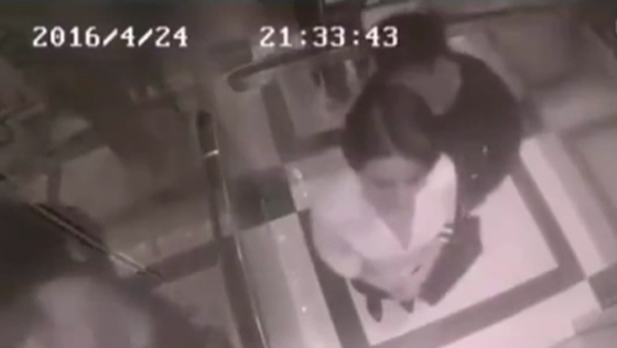 فتاة تلقن شابا درسا قاسيا حين حاول التحرش بها داخل مصعد.. فيديو صورة رقم 3