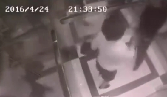 فتاة تلقن شابا درسا قاسيا حين حاول التحرش بها داخل مصعد.. فيديو صورة رقم 4