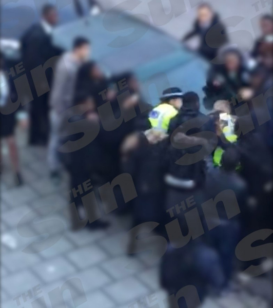 فيديو مزعج.. طلاب يضربون شرطيا لانه افسد عليهم متعة المشاجرة بين فتاتين! صورة رقم 7