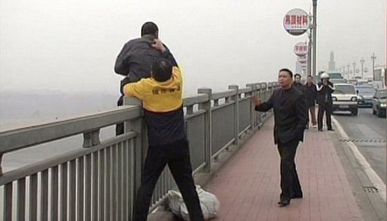  كرس حياته لمحاربة الانتحار وانقذ 300 شخص ارادوا وضع حد لحياتهم صورة رقم 5