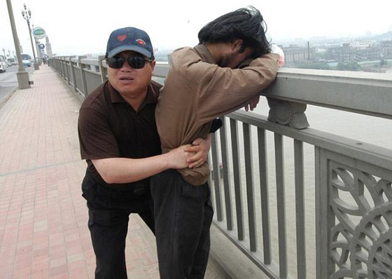  كرس حياته لمحاربة الانتحار وانقذ 300 شخص ارادوا وضع حد لحياتهم صورة رقم 1