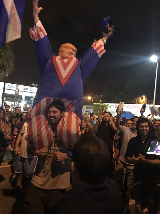 رقص وفرح في امريكا بعد وفاة الزعيم الكوبي كاسترو.. فيديو صورة رقم 4