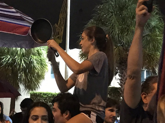 رقص وفرح في امريكا بعد وفاة الزعيم الكوبي كاسترو.. فيديو صورة رقم 6