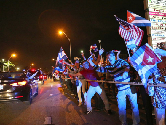 رقص وفرح في امريكا بعد وفاة الزعيم الكوبي كاسترو.. فيديو صورة رقم 2