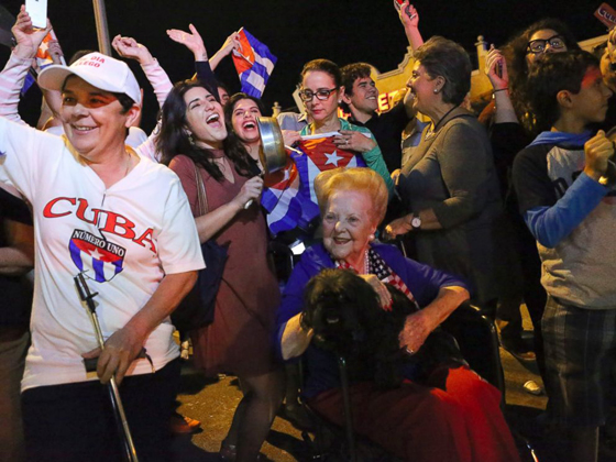 رقص وفرح في امريكا بعد وفاة الزعيم الكوبي كاسترو.. فيديو صورة رقم 3
