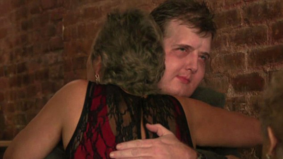 فيديو مؤثر للحظة التقاء ام بوجه ابنها المتوفى منذ نحو عام! صورة رقم 2