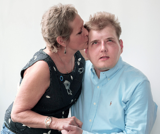 فيديو مؤثر للحظة التقاء ام بوجه ابنها المتوفى منذ نحو عام! صورة رقم 6