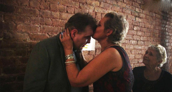 فيديو مؤثر للحظة التقاء ام بوجه ابنها المتوفى منذ نحو عام! صورة رقم 4