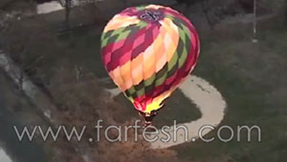 منطاد يهبط اضطراريا بسلام في ملعب بسبب الرياح القوية.. فيديو صورة رقم 2