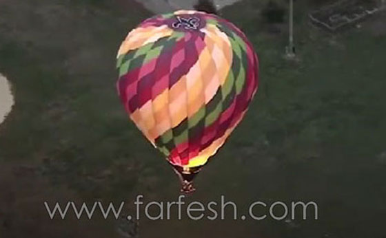 منطاد يهبط اضطراريا بسلام في ملعب بسبب الرياح القوية.. فيديو صورة رقم 1