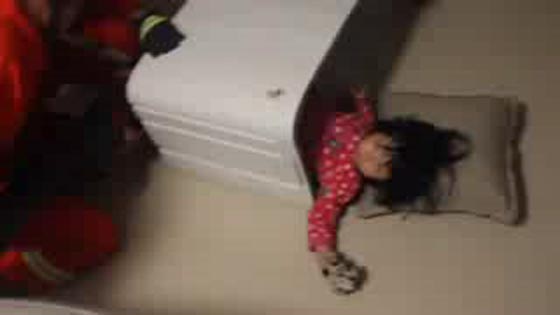 طفلة شقية تحشر نفسها داخل غسالة ورجال المطافئ يفكون أسرها! فيديو صورة رقم 1