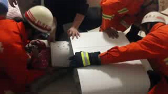 طفلة شقية تحشر نفسها داخل غسالة ورجال المطافئ يفكون أسرها! فيديو صورة رقم 2