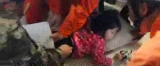 طفلة شقية تحشر نفسها داخل غسالة ورجال المطافئ يفكون أسرها! فيديو صورة رقم 3