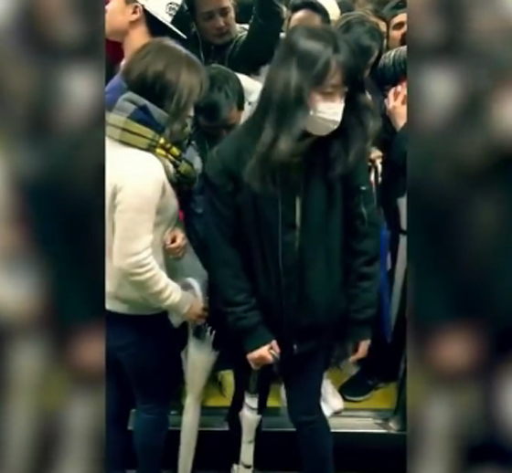 فيديو طريف: كيف يتصرف اليابانيون وقت ازدحام المترو ساعة الذروة؟ صورة رقم 1