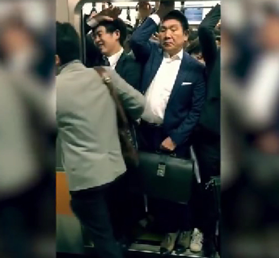 فيديو طريف: كيف يتصرف اليابانيون وقت ازدحام المترو ساعة الذروة؟ صورة رقم 4