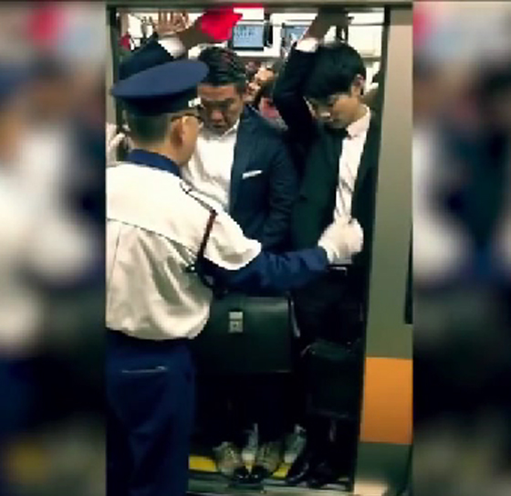 فيديو طريف: كيف يتصرف اليابانيون وقت ازدحام المترو ساعة الذروة؟ صورة رقم 5