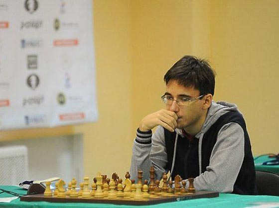 مصرع بطل العالم في الشطرنج بعد سقوطه من الطابق الـ12 صورة رقم 2